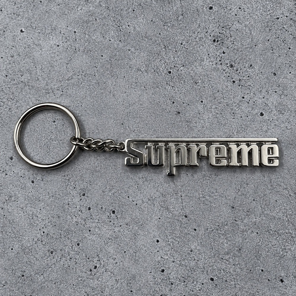 Supreme Metal Logo Keychain Silver Streetwear Accessory One Size Excellent